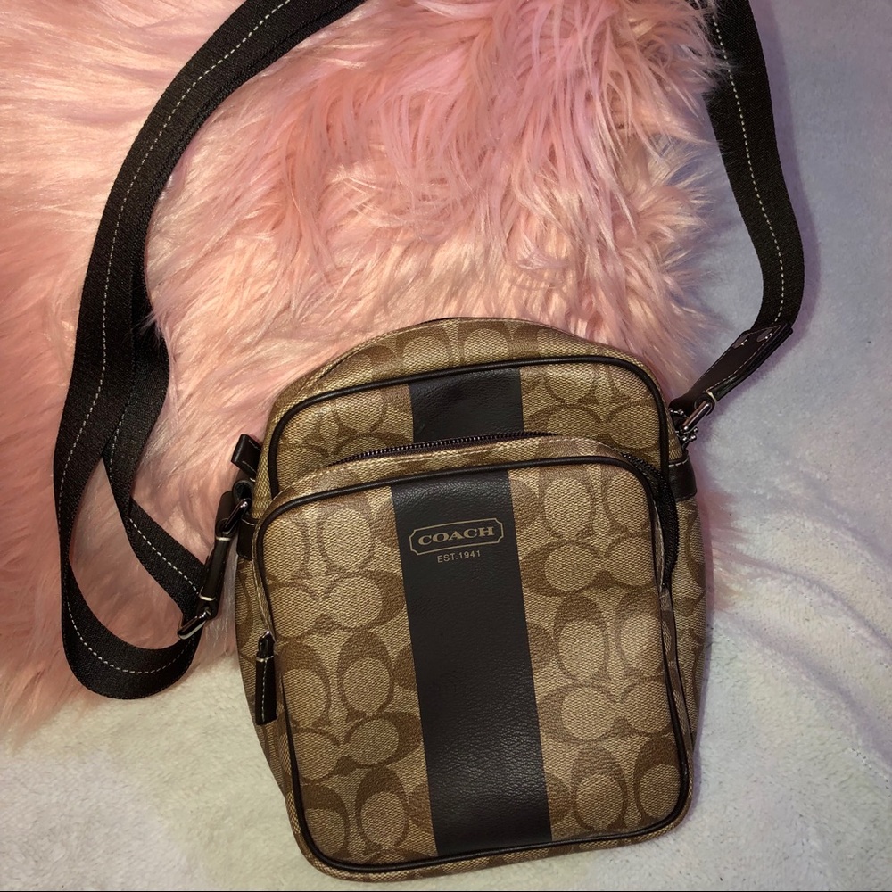 Will hold!🤲🏼💙💼Coach Heritage Stripe Flight Bag